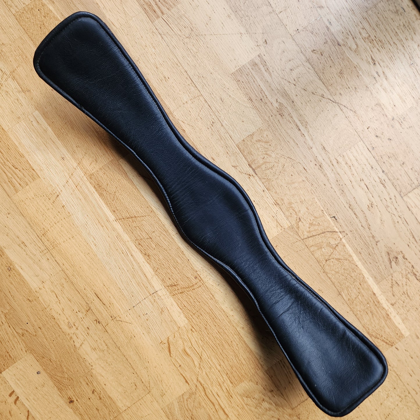 Black leather elasticated dressage girth 55cm (22"). Pre loved