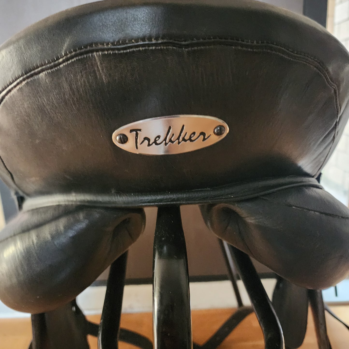 Trekker black leather treeless dressage saddle 17.5 / 18"