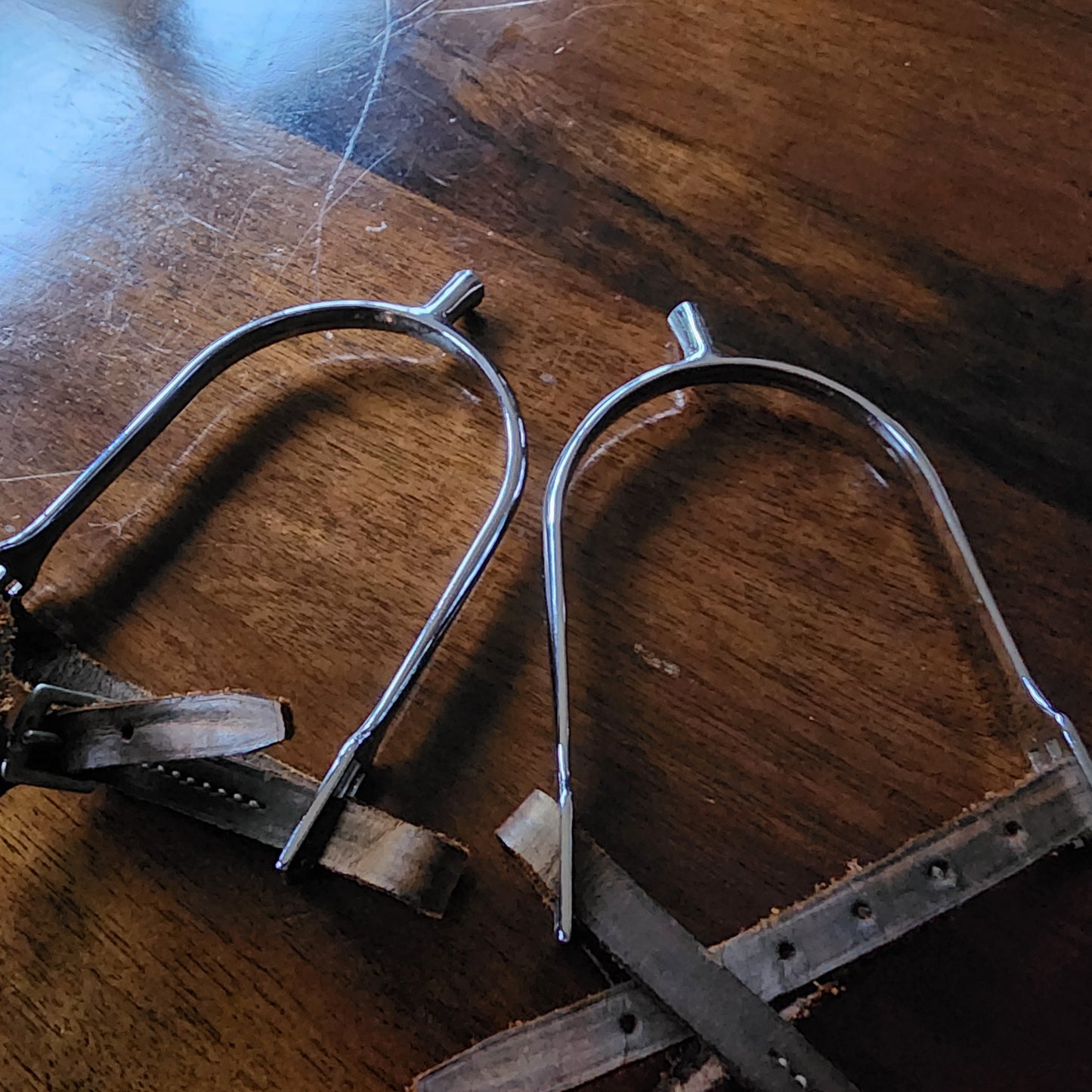 Stainless steel blunt knob spurs and spur straps. Pre-loved