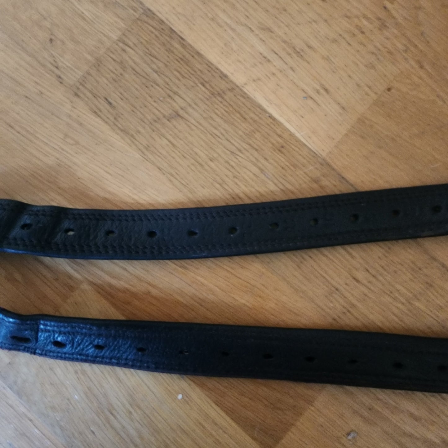 Kent and Masters brown stirrup leathers. Pre-loved