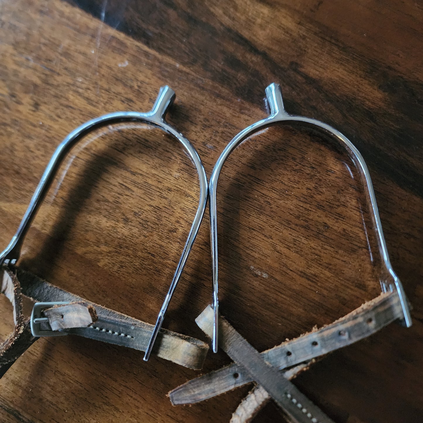 Stainless steel blunt knob spurs and spur straps. Pre-loved