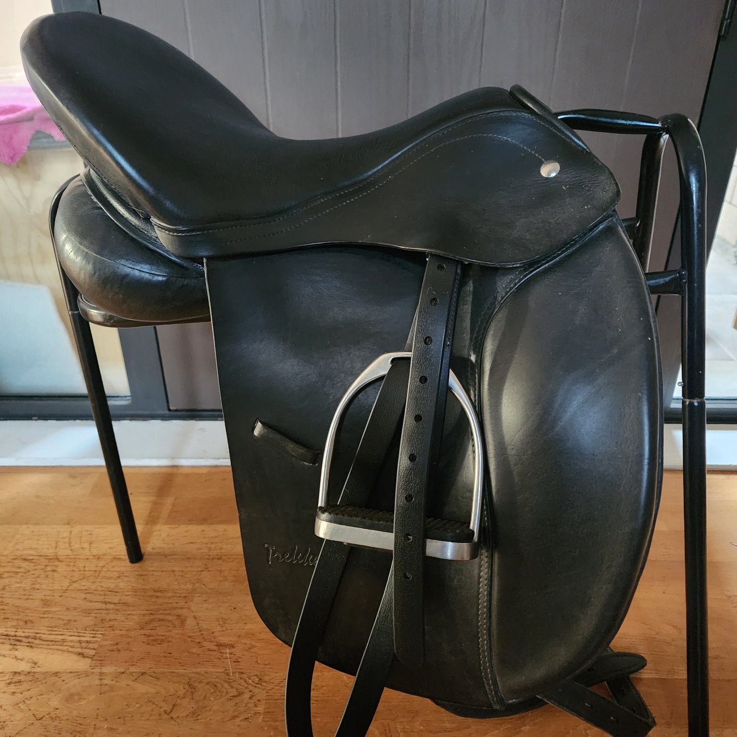 Trekker black leather treeless dressage saddle 17.5 / 18"
