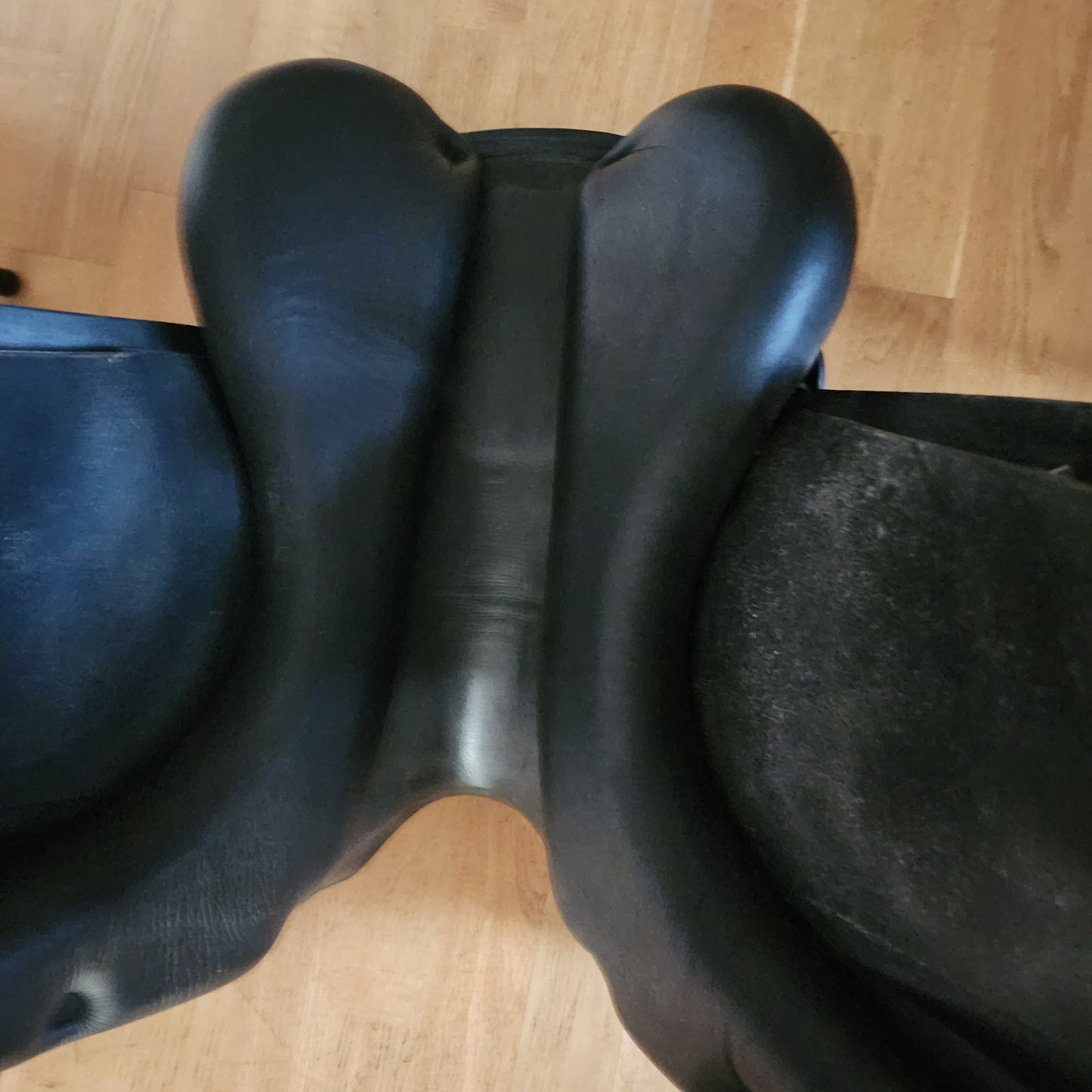 Trekker black leather treeless dressage saddle 17.5 / 18"