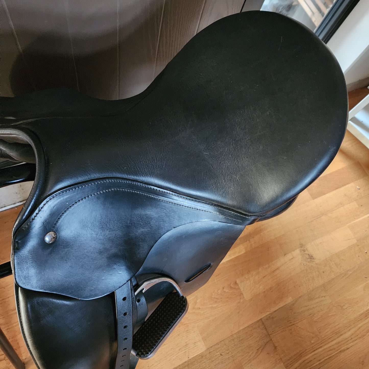 Trekker black leather treeless dressage saddle 17.5 / 18"