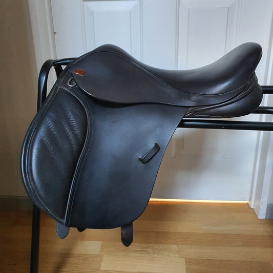 Kent and Masters 'pony club' GP brown leather saddle 15" interchangeable gullet
