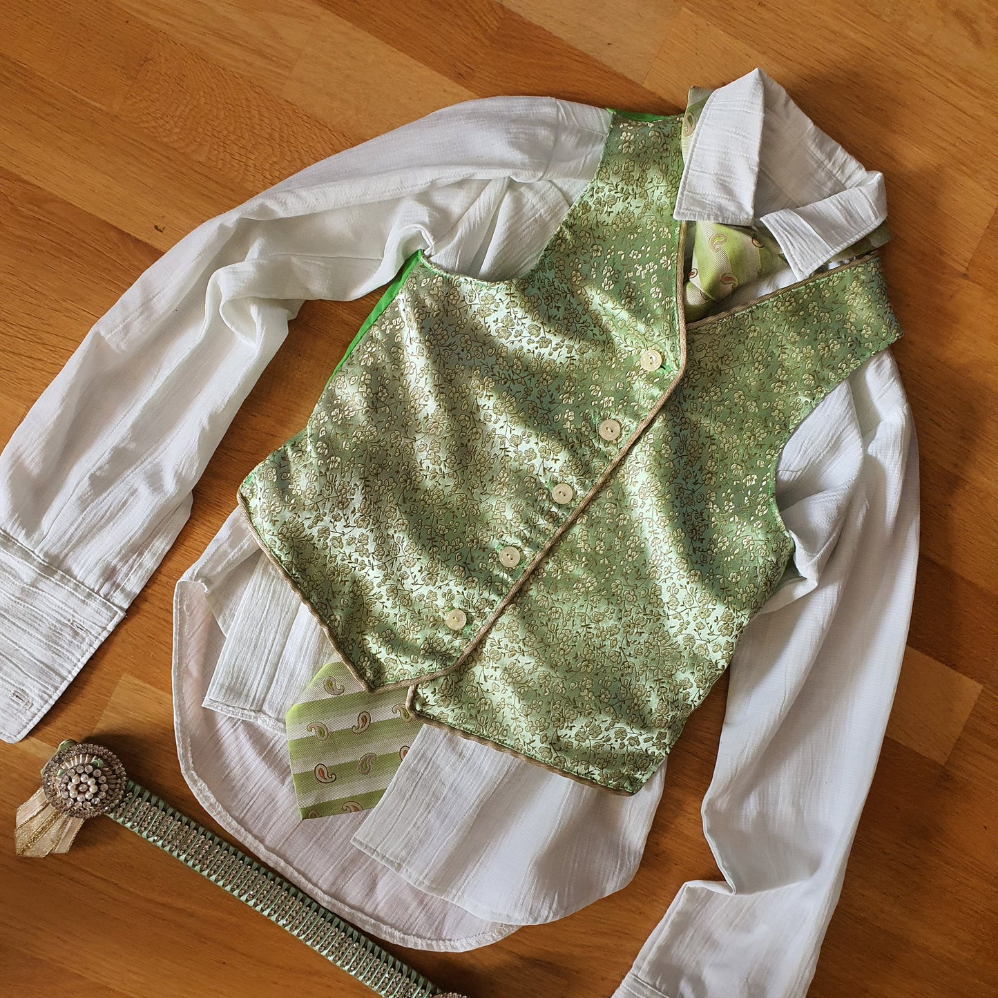 Light green show set, girls age 8 to 10 (vest, tie and shirt)