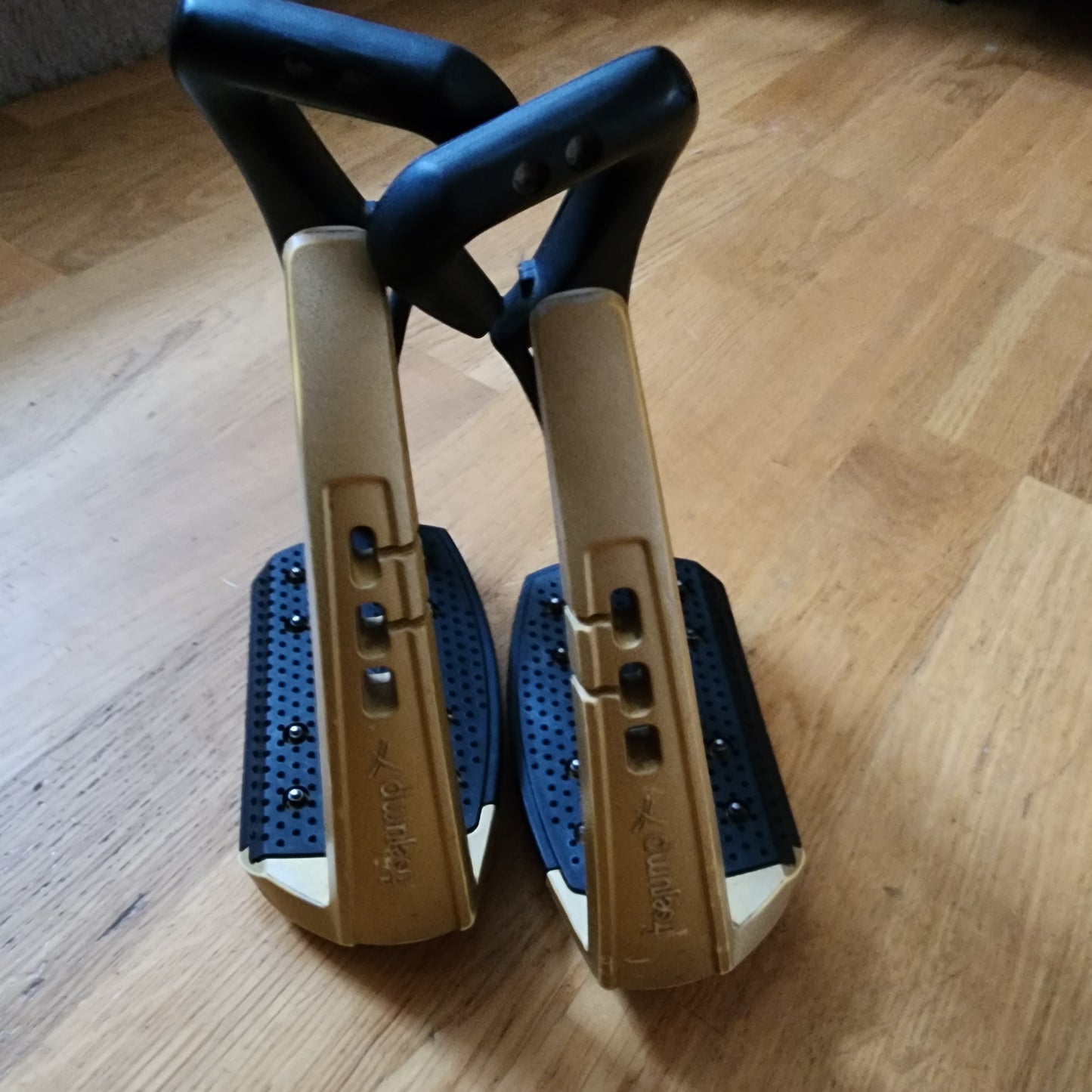 Free Jump black and gold Soft Up Pro stirrups