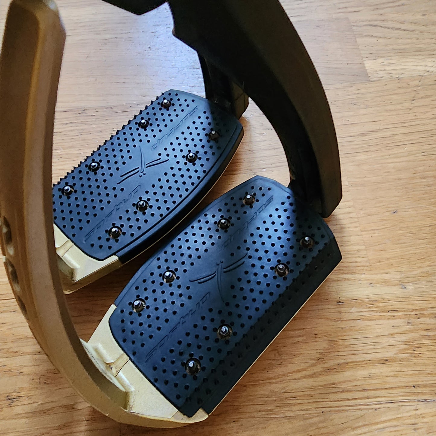 Free Jump black and gold Soft Up Pro stirrups