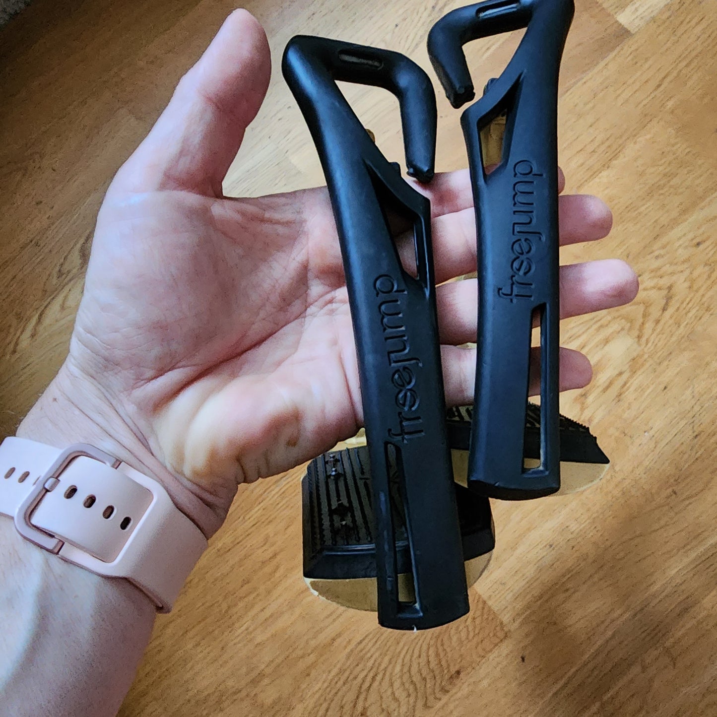Free Jump black and gold Soft Up Pro stirrups