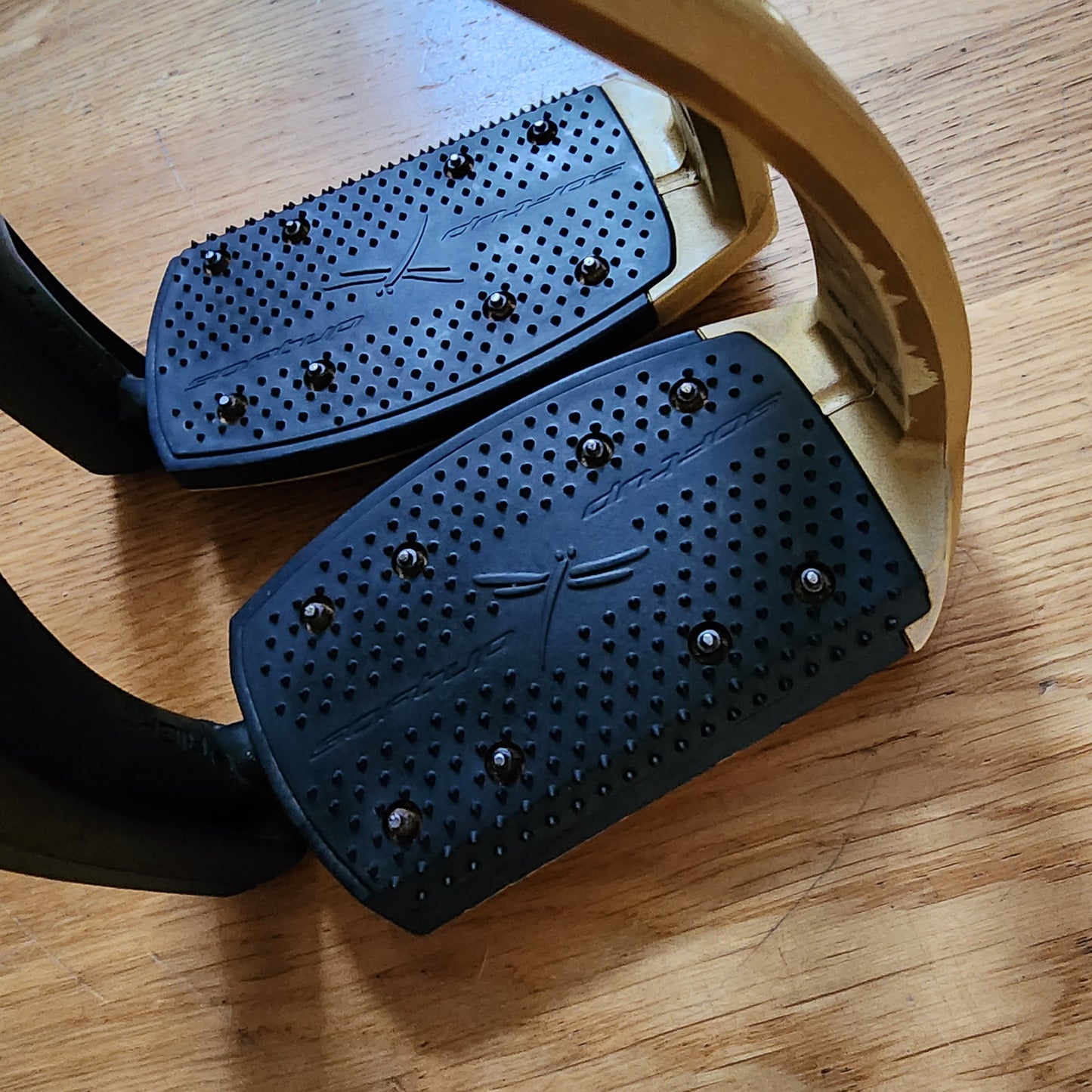 Free Jump black and gold Soft Up Pro stirrups