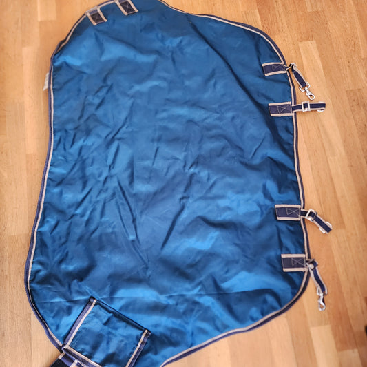 Shires 200g neck rug. For a  4ft cover. Pre-loved
