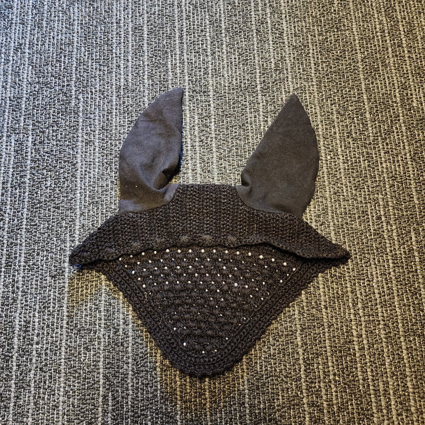 Black ear bonnet (fly veil), cob size