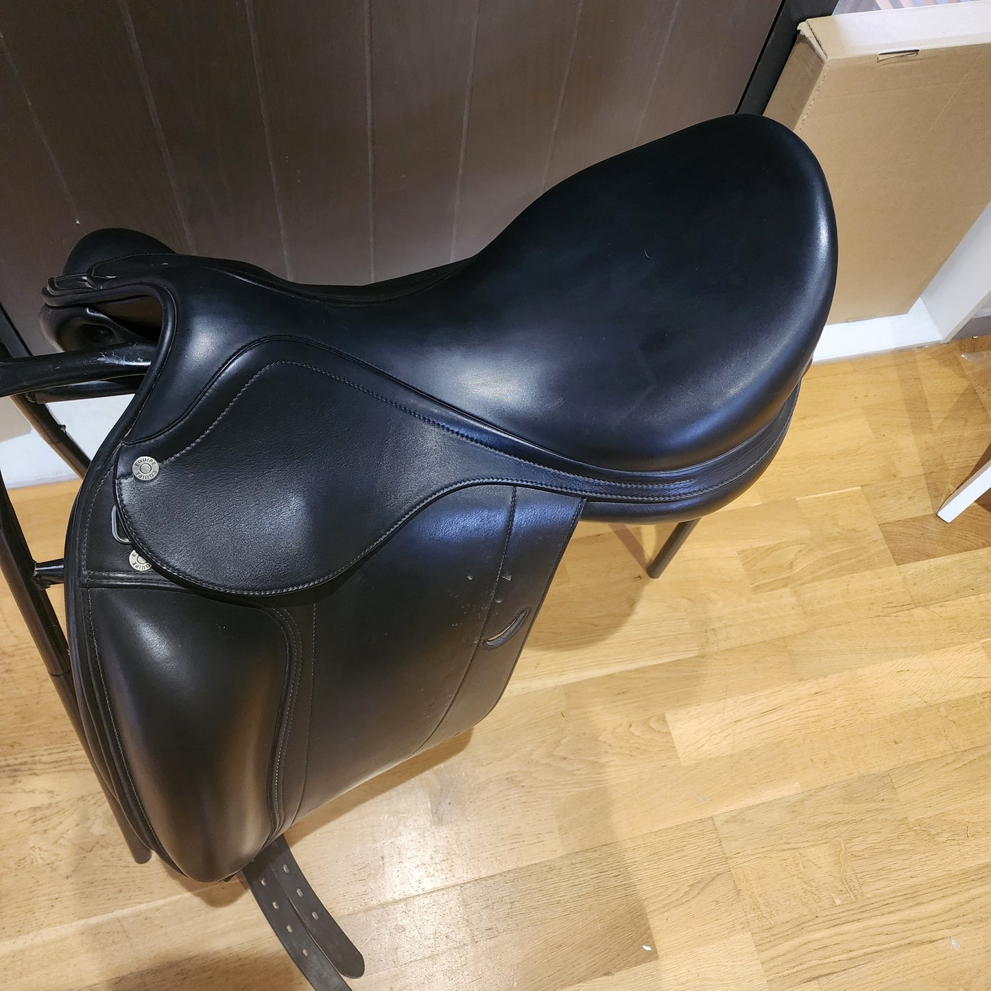 Equipe Emporio black leather dressage monoflap saddle 17.5" medium wide