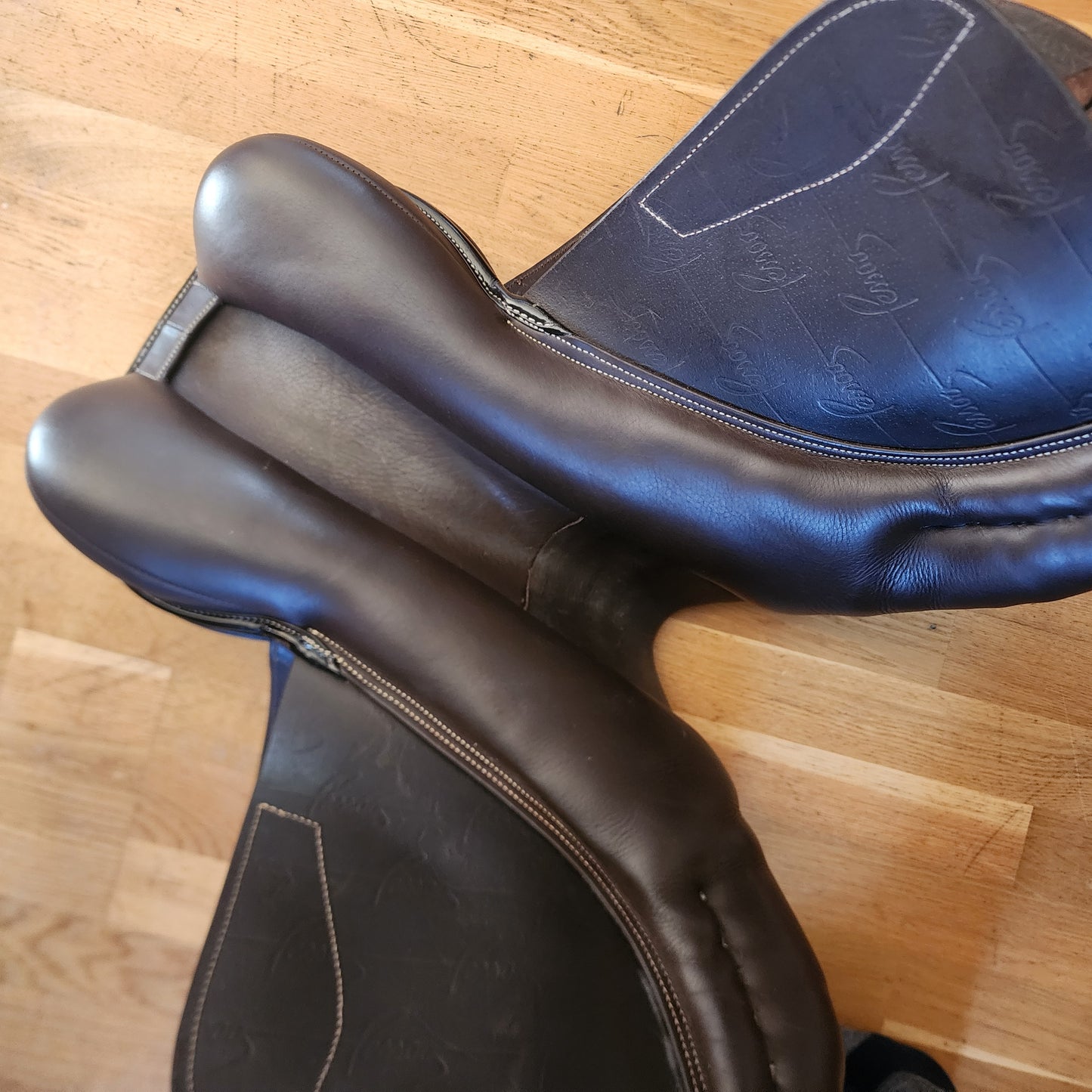 Pessoa Tomboy brown leather jump saddle. 17", interchangeable gullet