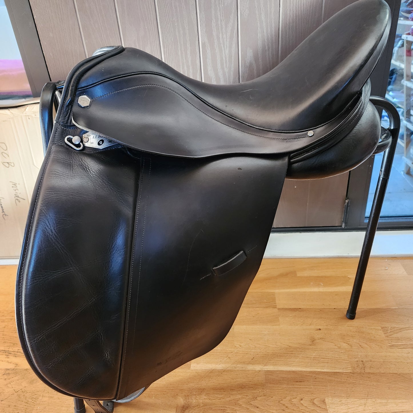 Albion Platinum black leather dressage saddle 17.5", MW