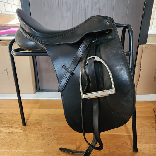 Bates Maestro black leather dressage saddle 17" MW