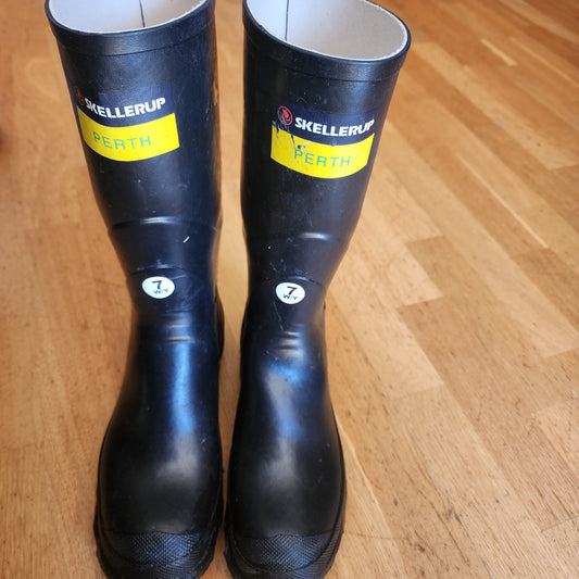 Skellerup black gum boots. UK 7 / US 9. Never been worn