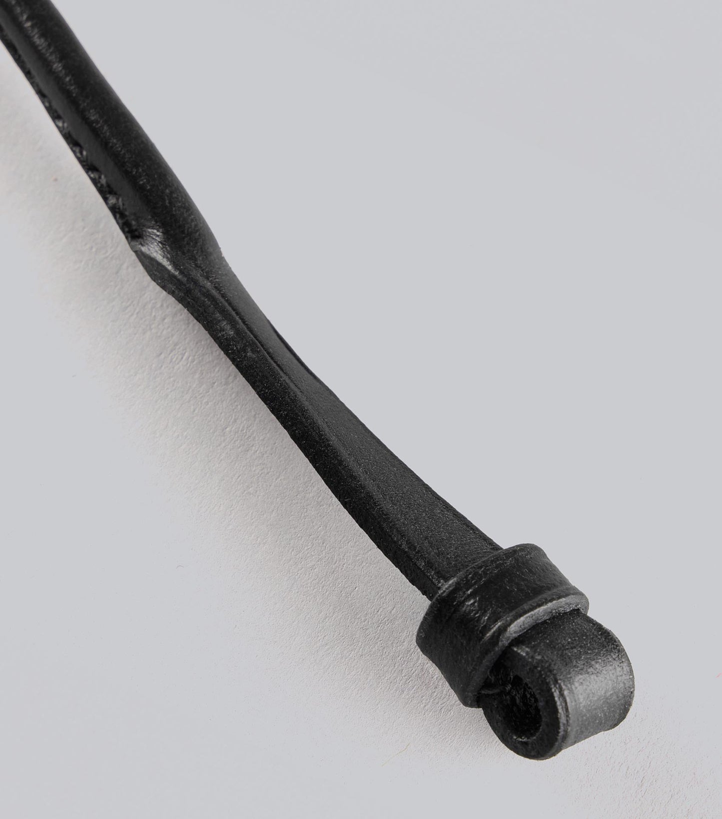 Description:Round-Lip-Strap-Black_Position:4