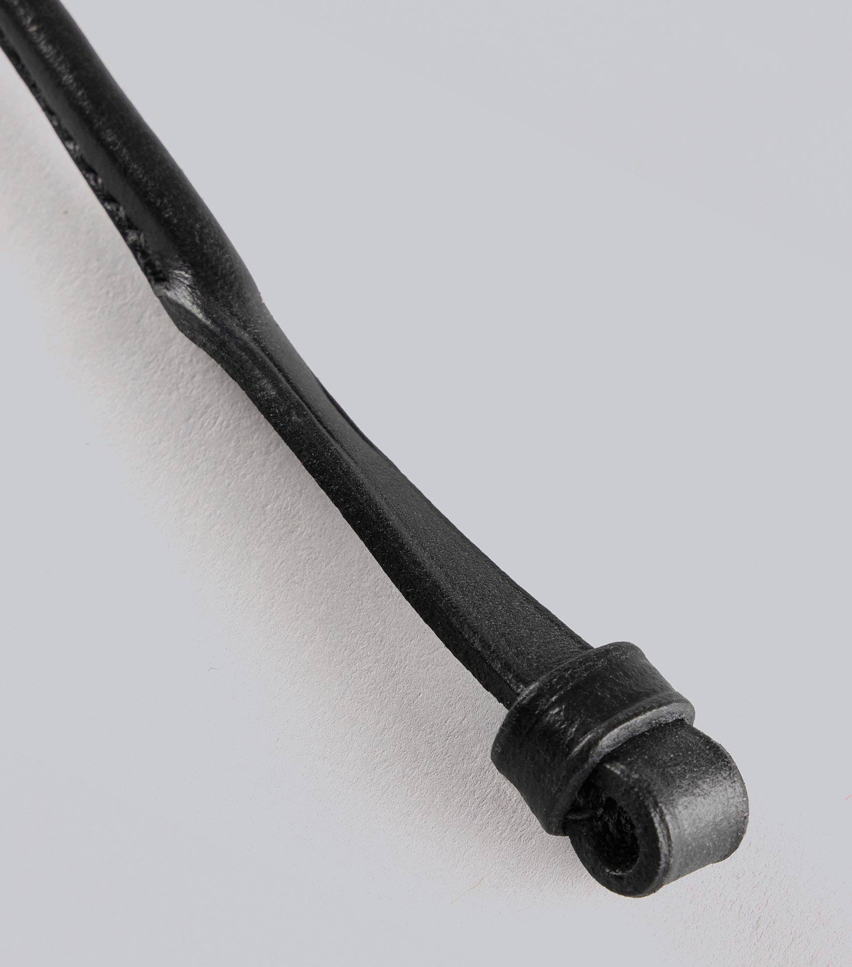 Description:Round-Lip-Strap-Black_Position:4