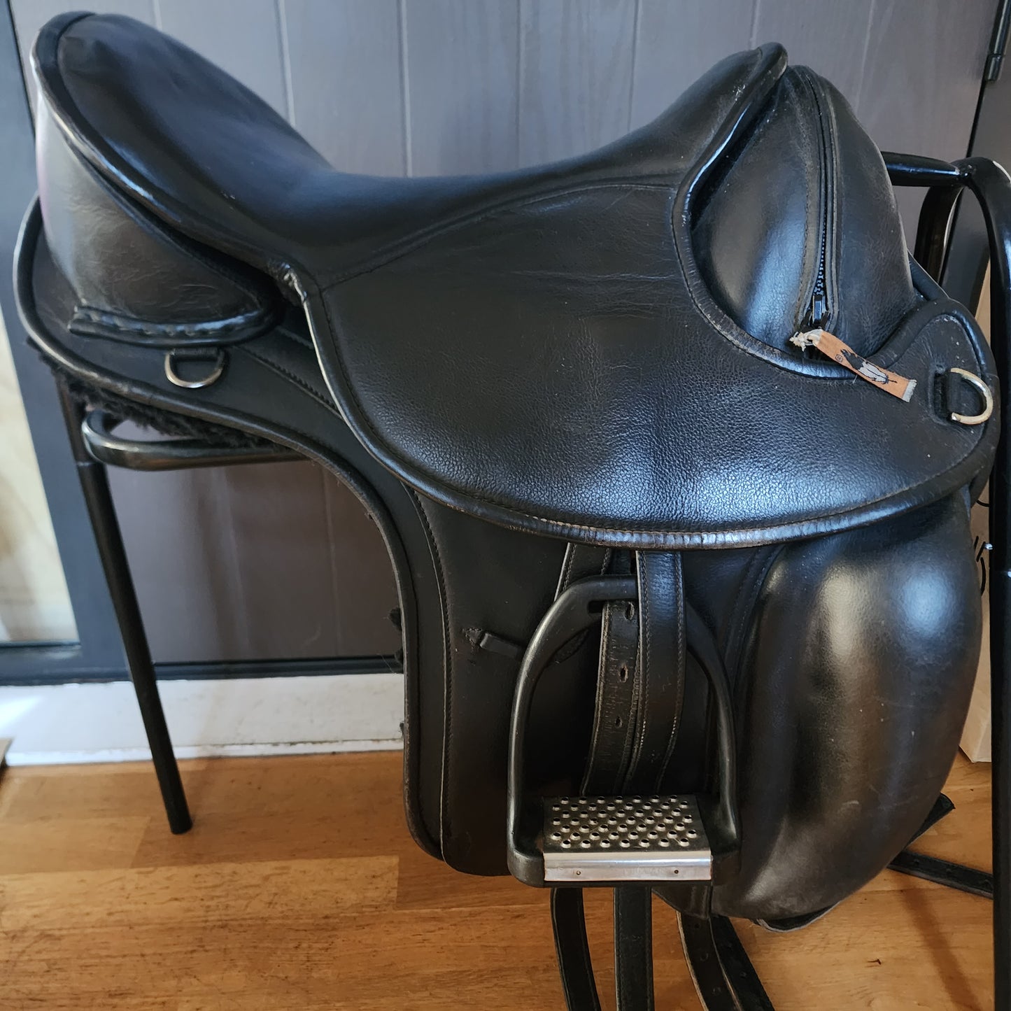 Barefoot treeless dressage saddle 17.5 / 18"
