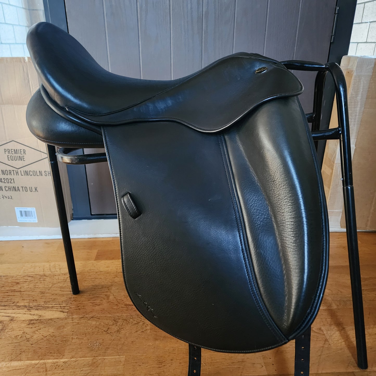 Santa Cruz black leather dressage saddle, 18", wide gullet. New condition