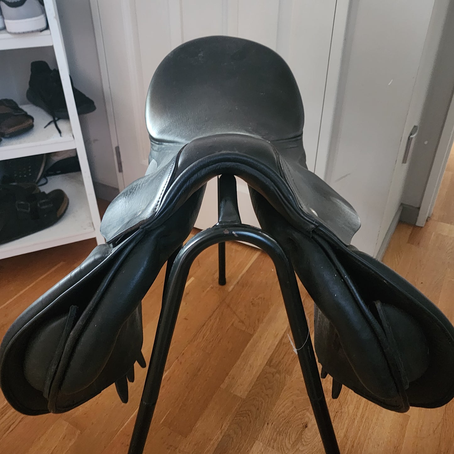 Trekker black leather treeless GP saddle 17.5