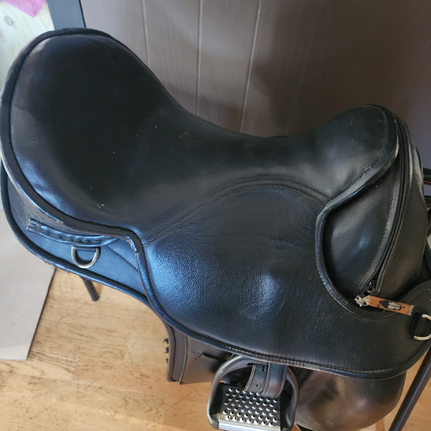 Barefoot treeless dressage saddle 17.5 / 18"
