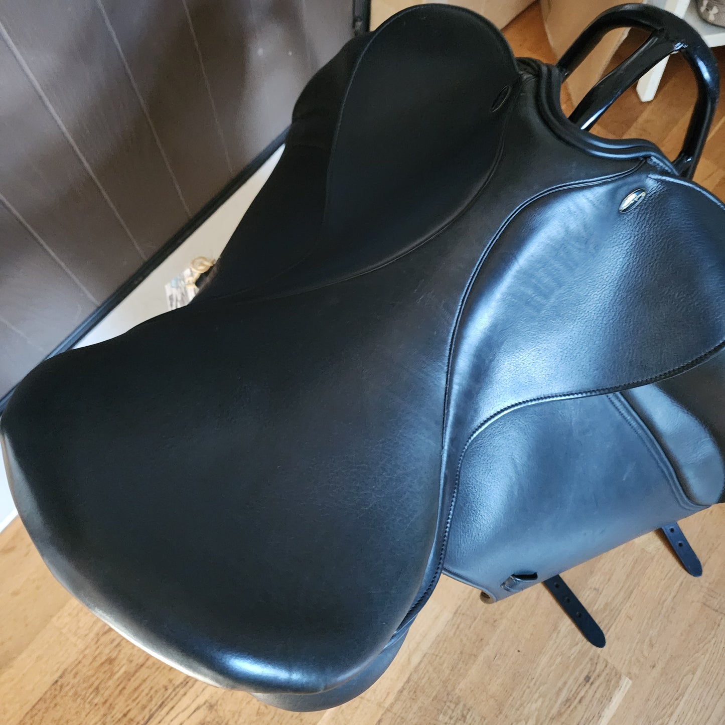 Santa Cruz black leather dressage saddle, 18", wide gullet. New condition