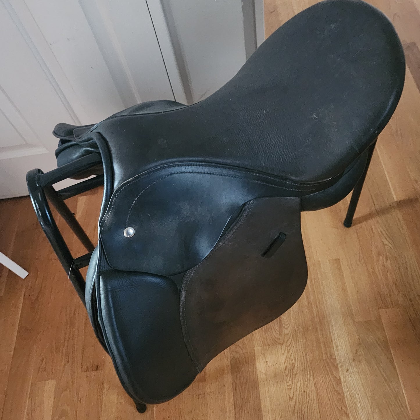 Trekker black leather treeless GP saddle 17.5