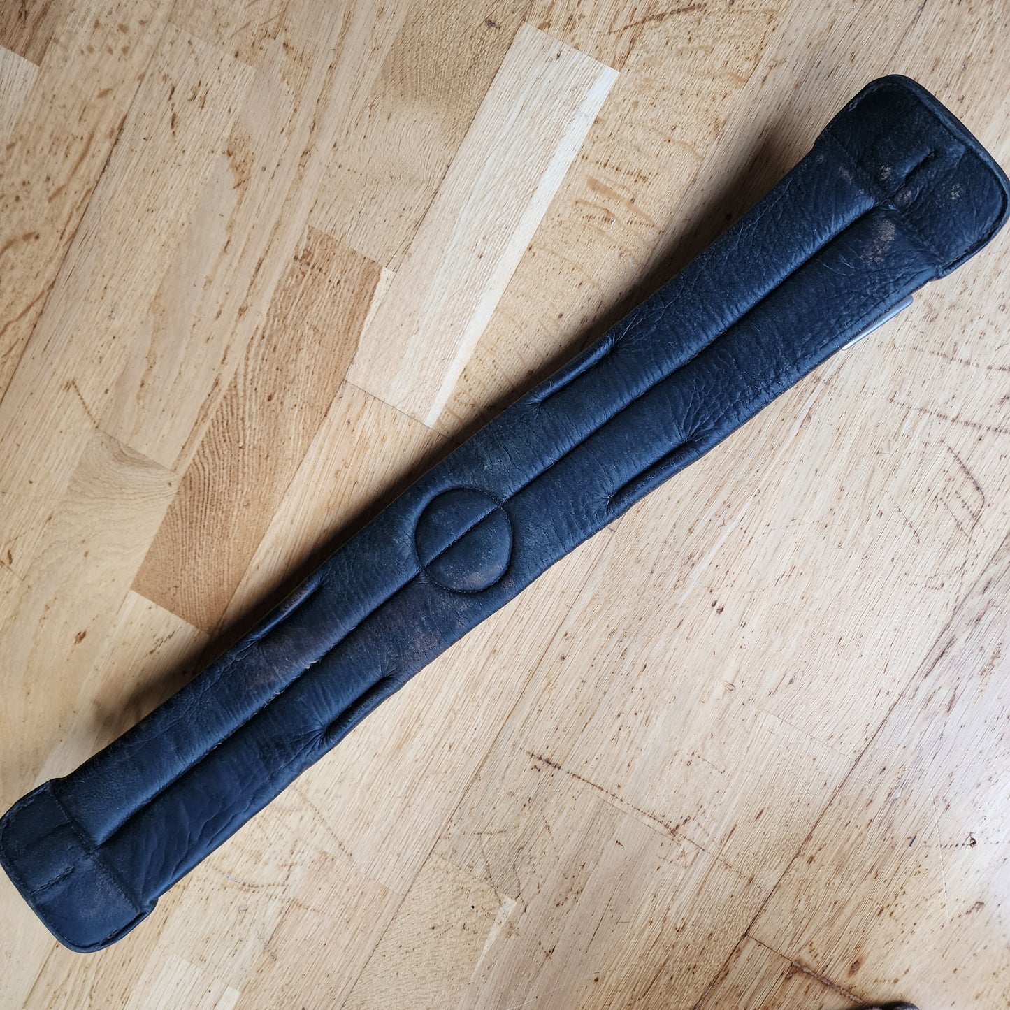 Black leather elasticated dressage girth 55cm (22"). Pre loved