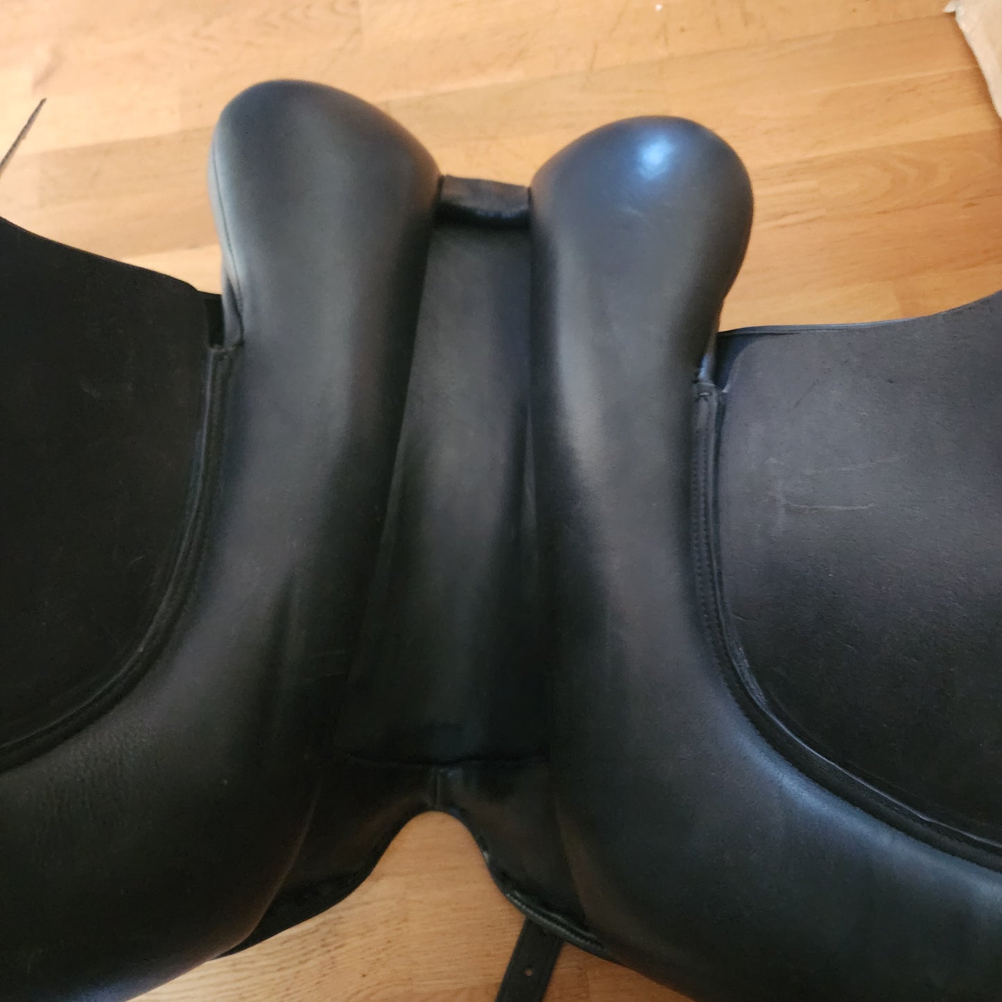 Santa Cruz black leather dressage saddle, 18", wide gullet. New condition