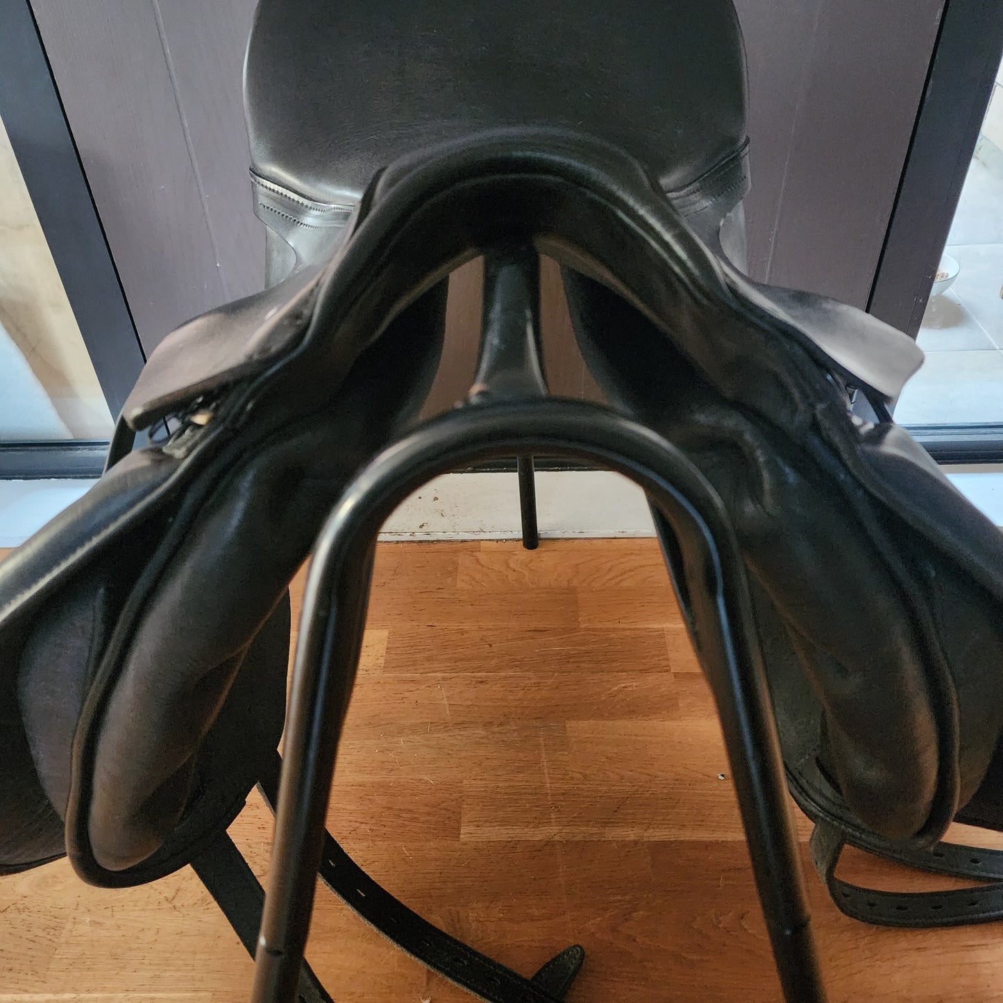 Trekker black leather treeless dressage saddle 17.5 / 18"