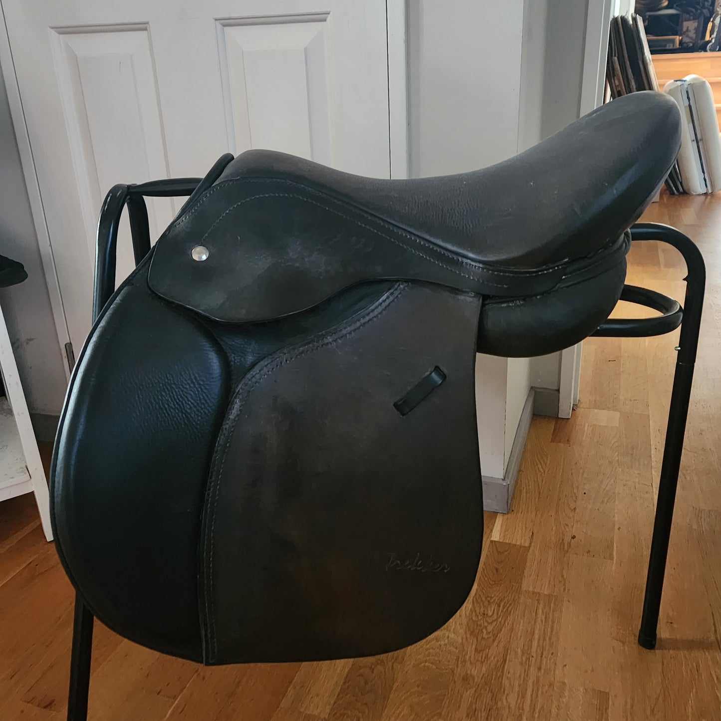 Trekker black leather treeless GP saddle 17.5