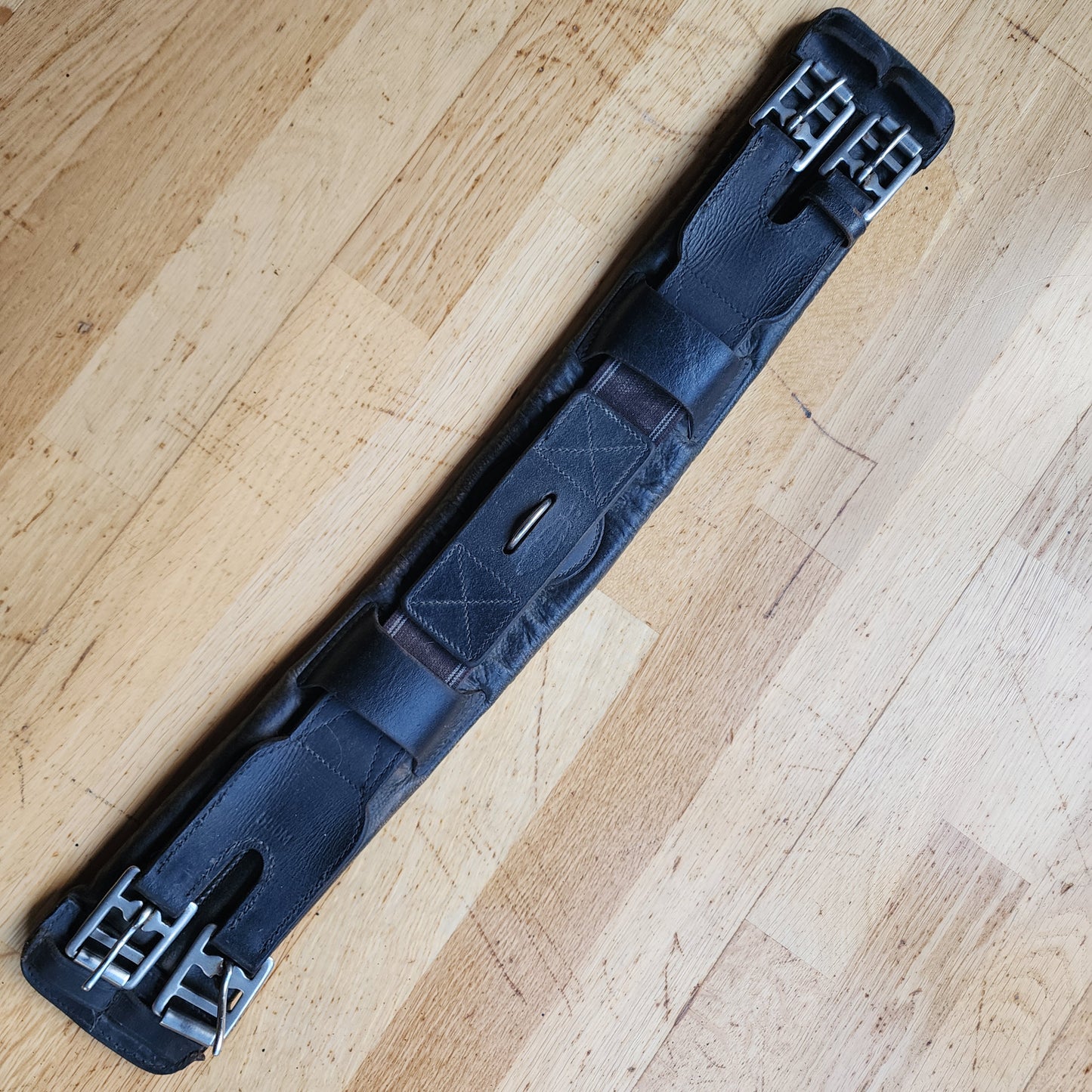 Black leather elasticated dressage girth 55cm (22"). Pre loved