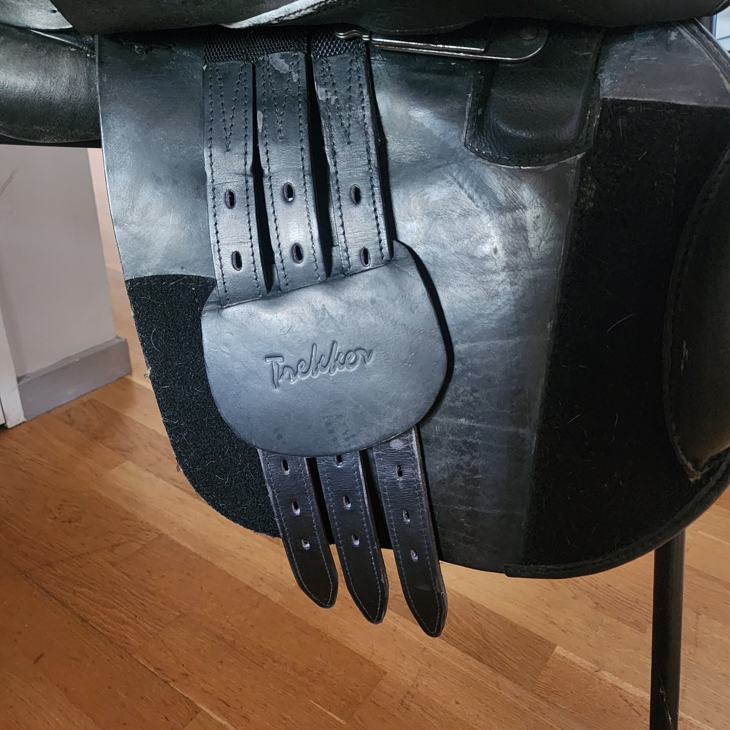 Trekker black leather treeless GP saddle 17.5