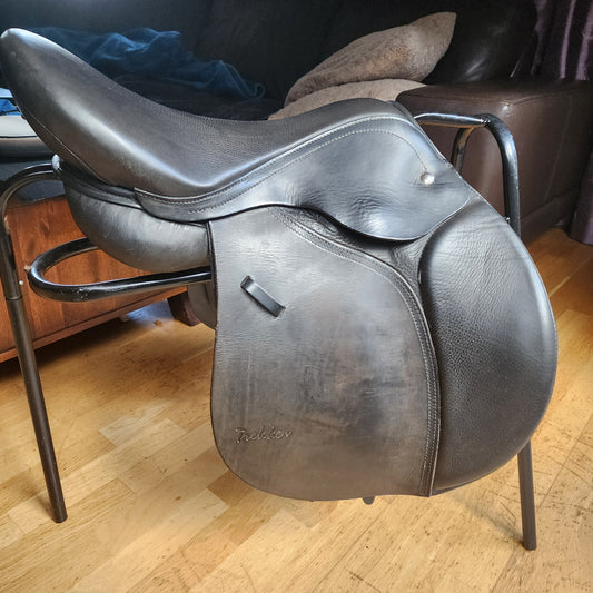 Trekker black leather treeless GP saddle 17.5 / 18"