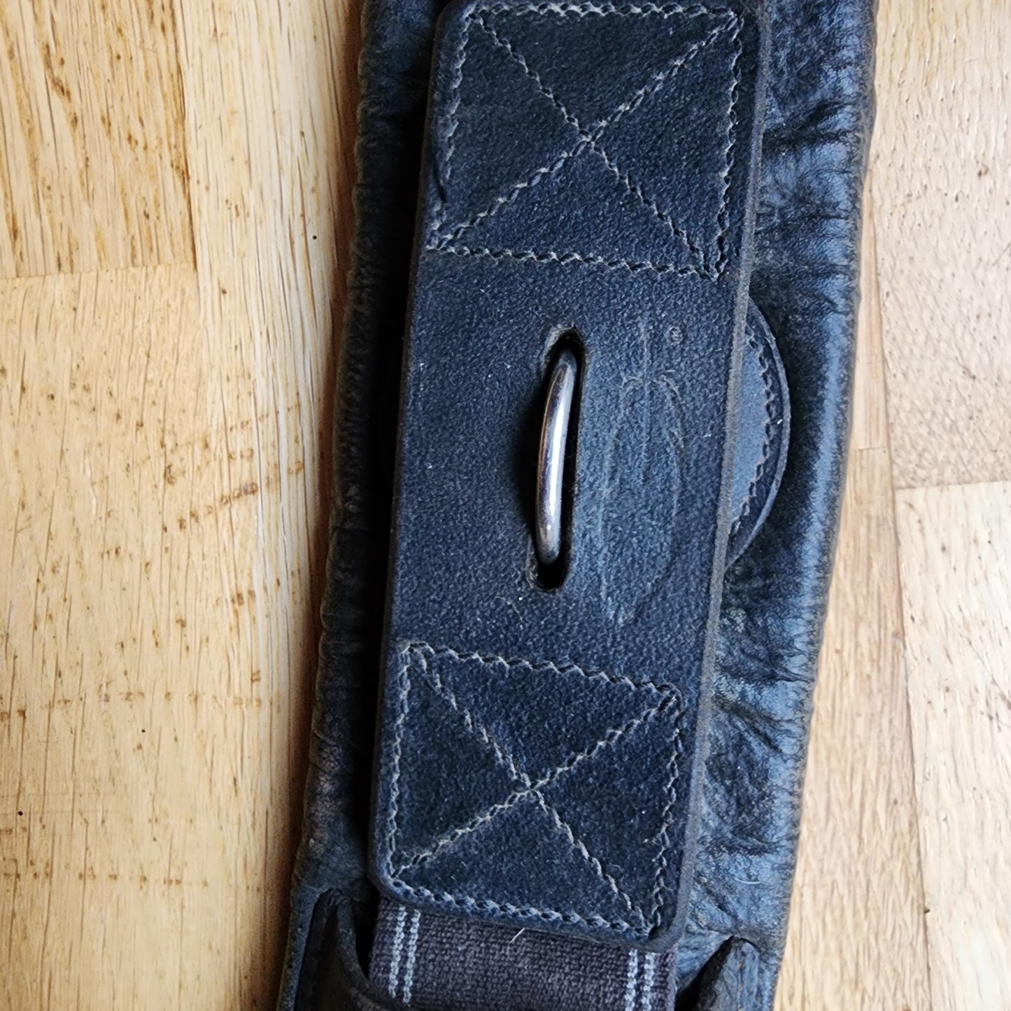 Black leather elasticated dressage girth 55cm (22"). Pre loved