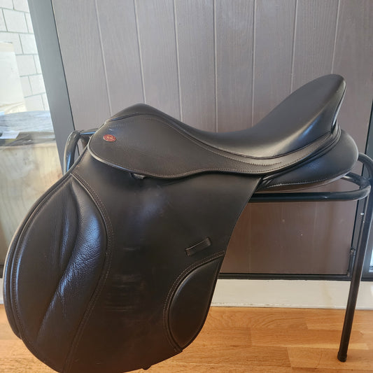 Kent and Masters brown leather 17'5" GP saddle. Pre loved