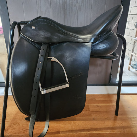 Trekker black leather treeless dressage saddle 17.5 / 18"