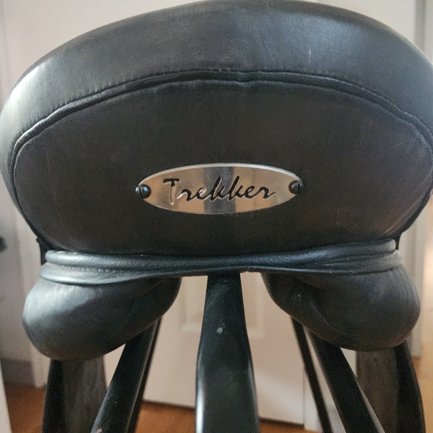 Trekker black leather treeless GP saddle 17.5