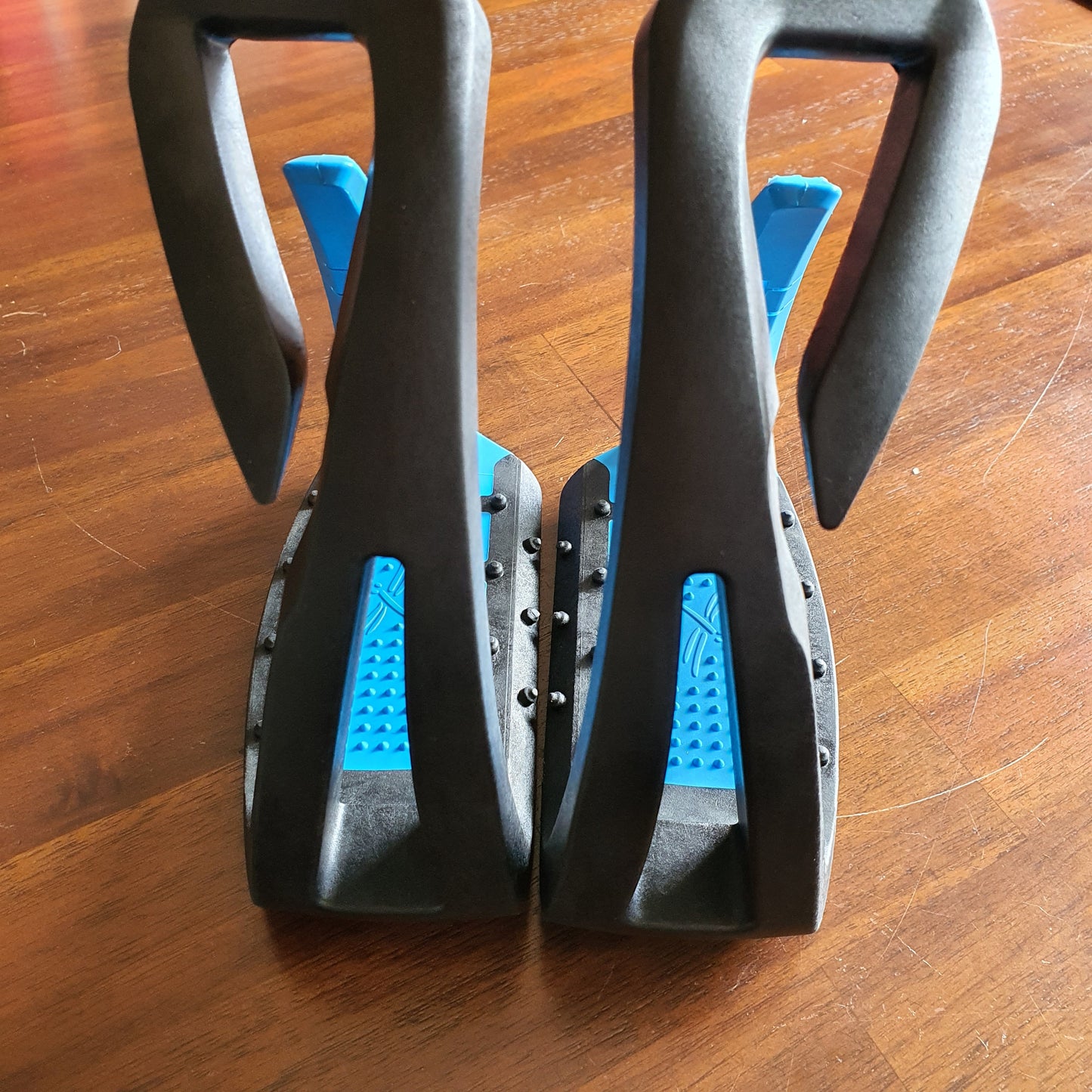 Free Jump black and blue Soft Up Lite stirrups