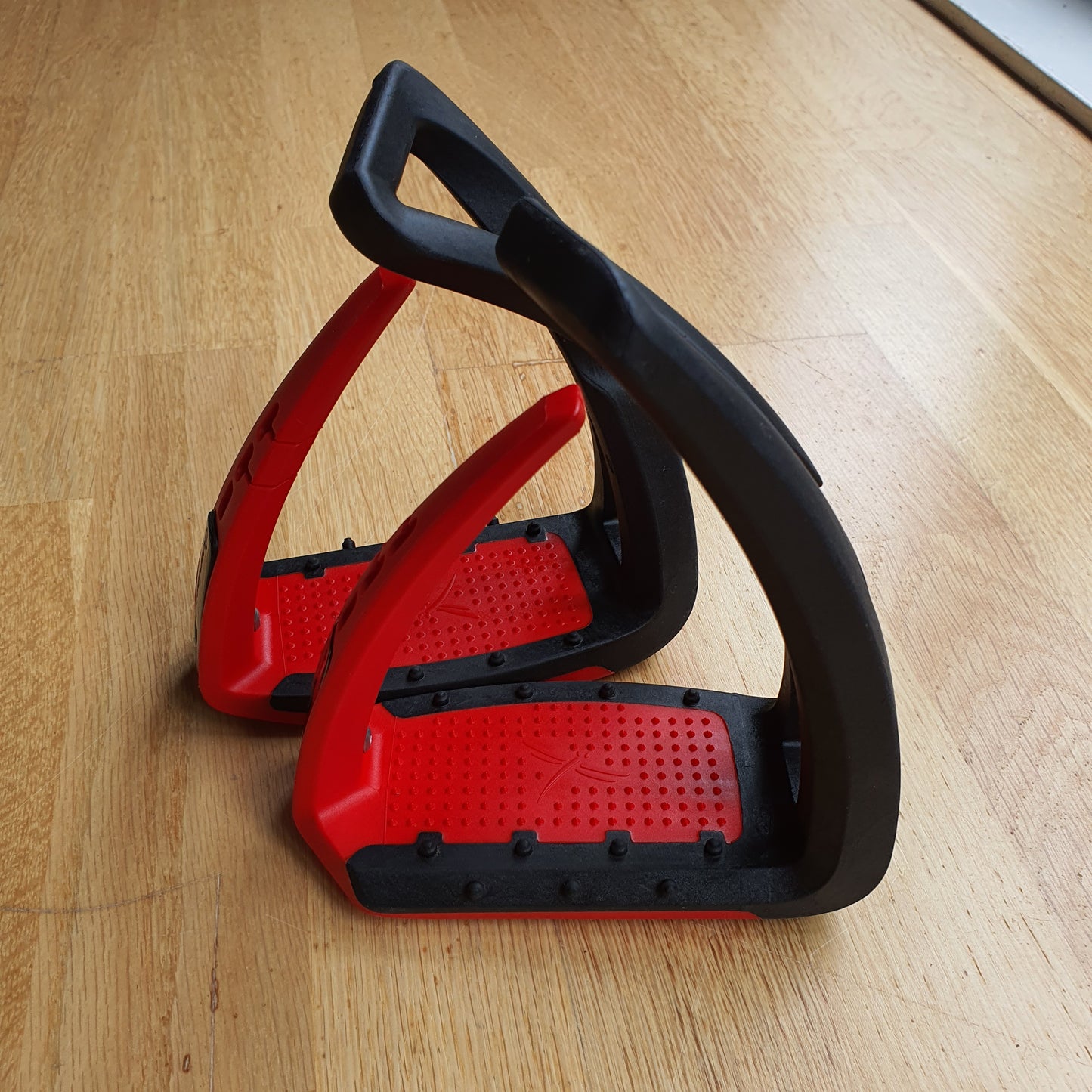 Free Jump black and red Soft Up Lite stirrups