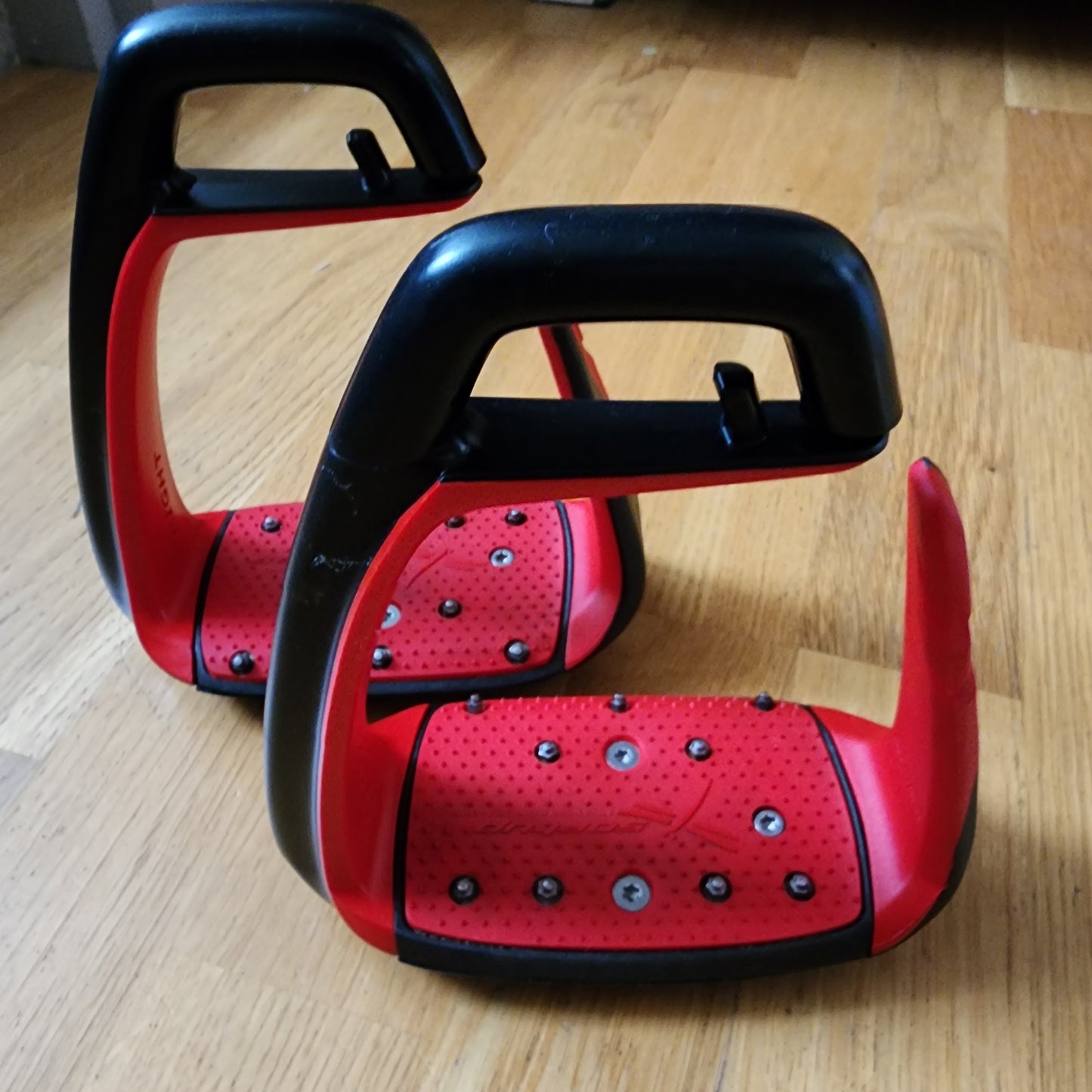 Free Jump Soft Up Classic adult black and red stirrups