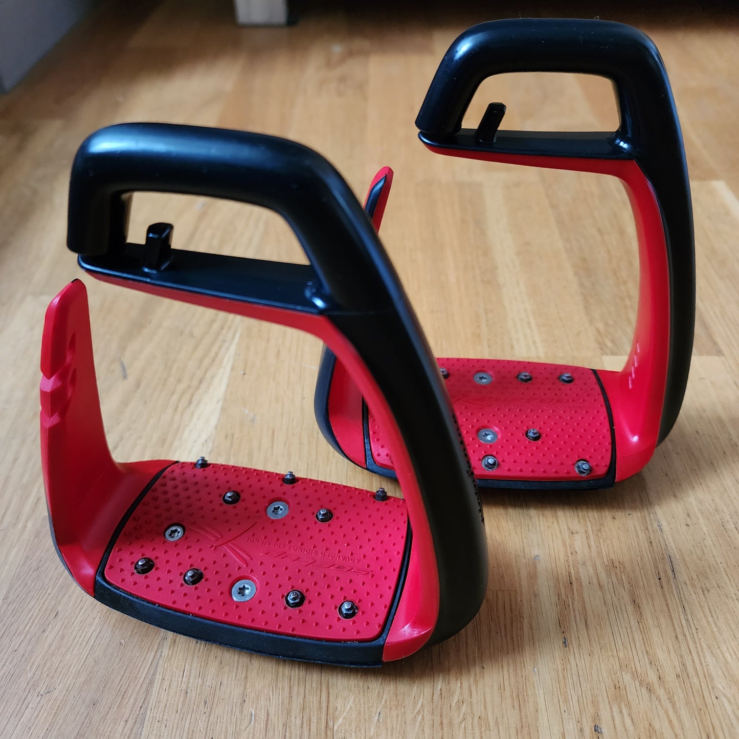 Free Jump Soft Up Classic adult black and red stirrups